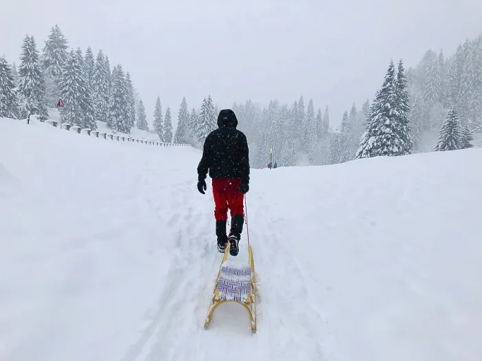 Gerahmter Druck : Ein Mann zieht einen Schlitten durch den Schnee. Gerahmter Druck : Ein Mann zieht einen Schlitten durch den Schnee.