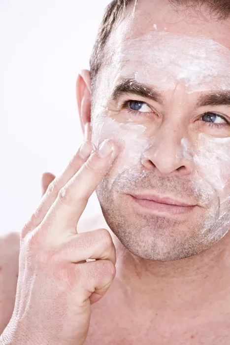 Gerahmter Druck : Ein Mann schmiert Lotion auf. Gerahmter Druck : Ein Mann schmiert Lotion auf.