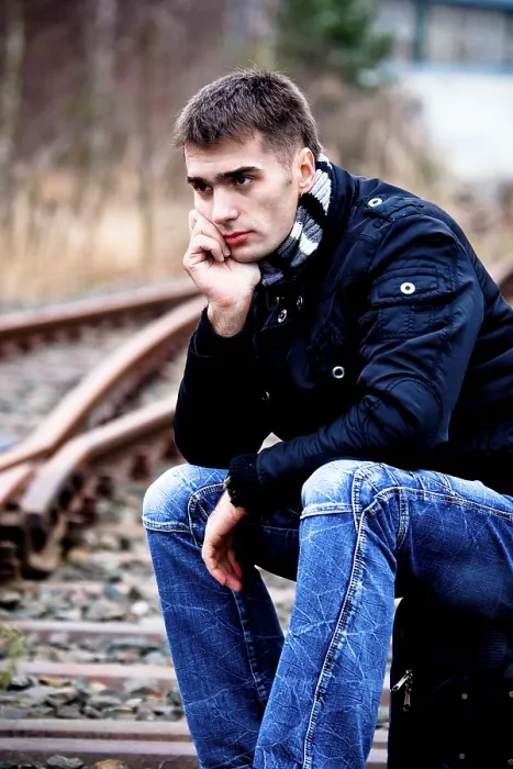 Gerahmter Druck : Ein Mann am Gleis. Gerahmter Druck : Ein Mann am Gleis.