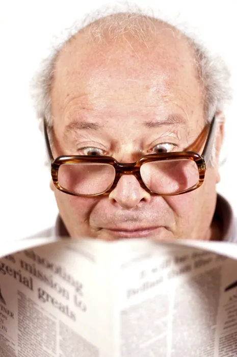 Gerahmter Druck : Ein Mann liest eine Zeitung. Gerahmter Druck : Ein Mann liest eine Zeitung.