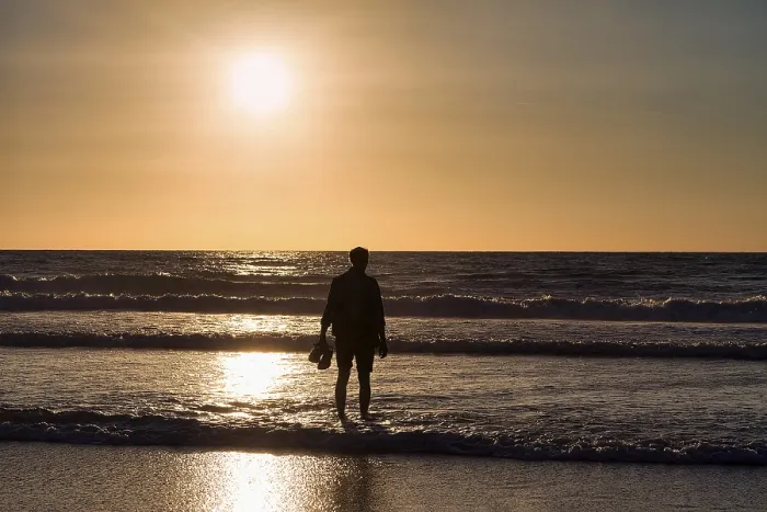Gerahmter Druck : Mensch, Silhouette, steht auf der Strand. Gerahmter Druck : Mensch, Silhouette, steht auf der Strand.