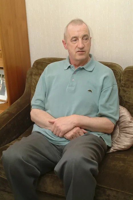 Gerahmter Druck : Man sitzt auf dem Sofa. Gerahmter Druck : Man sitzt auf dem Sofa.