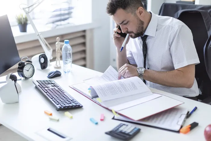 Gerahmter Druck : Ein Mann sitzt im Büro. Gerahmter Druck : Ein Mann sitzt im Büro.