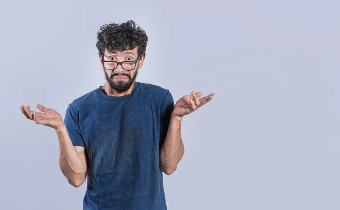 Gerahmter Druck : Ein Mann breitet die Hände aus, fühlt sich hilflos und unsicher. Gerahmter Druck : Ein Mann breitet die Hände aus, fühlt sich hilflos und unsicher.