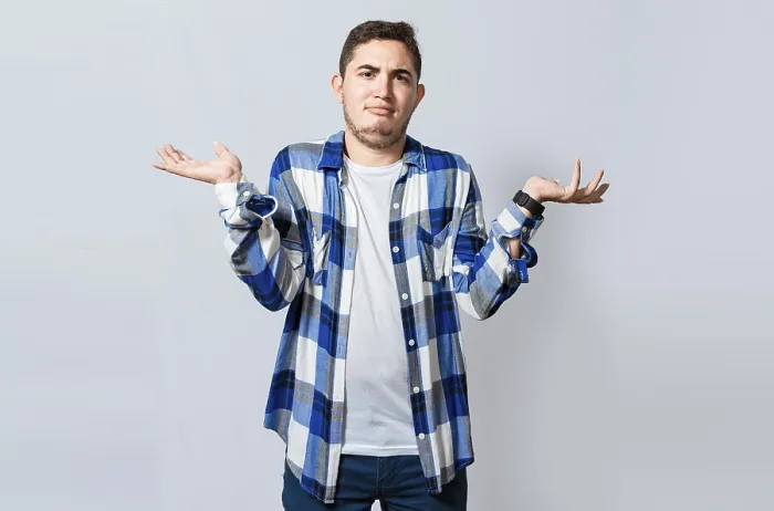 Gerahmter Druck : Ein Mann breitet die Hände aus, fühlt sich ratlos und unsicher. Gerahmter Druck : Ein Mann breitet die Hände aus, fühlt sich ratlos und unsicher.