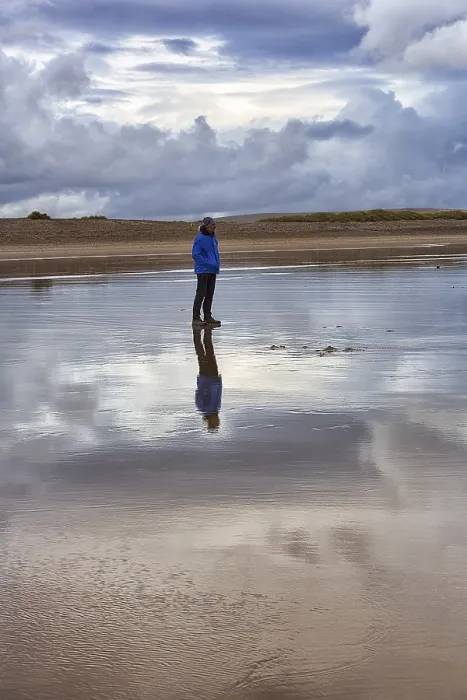 Gerahmter Druck : Ein Mann steht auf der Strand am Abend. Gerahmter Druck : Ein Mann steht auf der Strand am Abend.