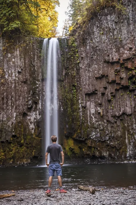 Gerahmter Druck : Ein Mann steht vor einem Wasserfall. Gerahmter Druck : Ein Mann steht vor einem Wasserfall.