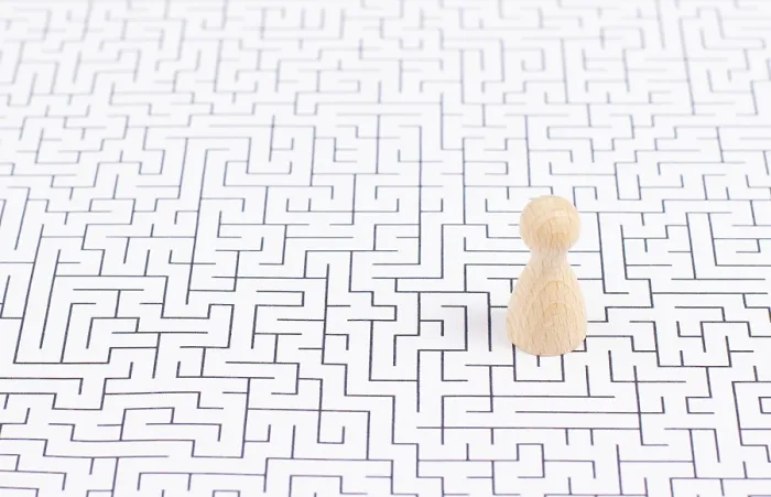 Gerahmter Druck : Man steht in der Mitte eines Labyrinths. Gerahmter Druck : Man steht in der Mitte eines Labyrinths.