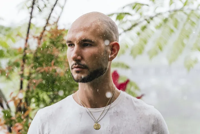 Gerahmter Druck : Ein Mann steht im Regen, tief in Gedanken. Gerahmter Druck : Ein Mann steht im Regen, tief in Gedanken.