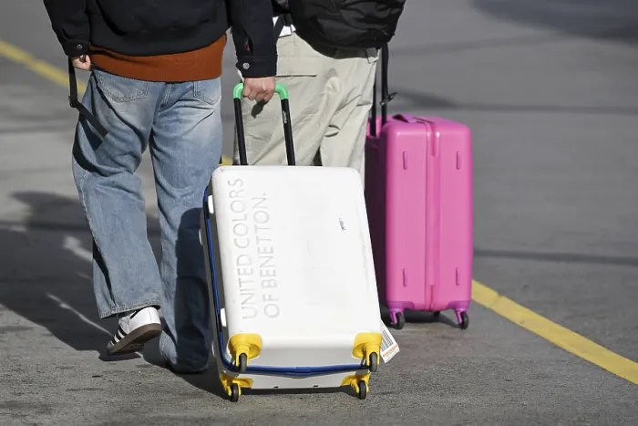Gerahmter Druck : Mann mit Koffer. Gerahmter Druck : Mann mit Koffer.