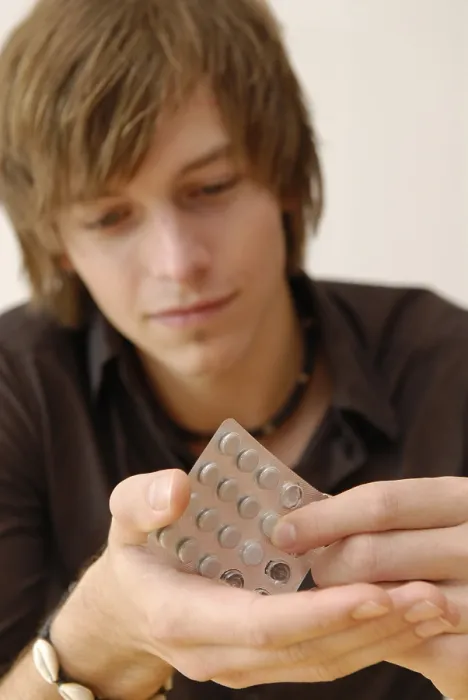 Gerahmter Druck : Man nimmt Tabletten. Gerahmter Druck : Man nimmt Tabletten.