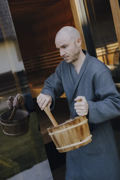 Gerahmter Druck : Ein Mann nimmt eine Sauna. Gerahmter Druck : Ein Mann nimmt eine Sauna.
