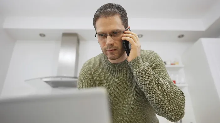 Gerahmter Druck : Ein Mann telefoniert am Mobiltelefon. Gerahmter Druck : Ein Mann telefoniert am Mobiltelefon.