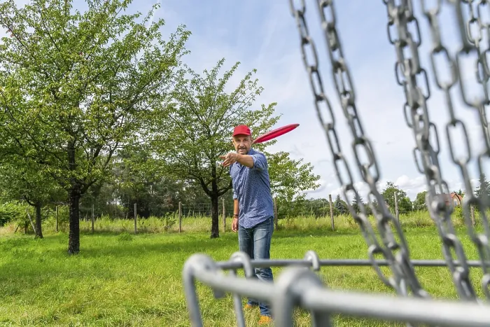 Gerahmter Druck : Ein Mann wirft einen Disc im Discgolf. Gerahmter Druck : Ein Mann wirft einen Disc im Discgolf.