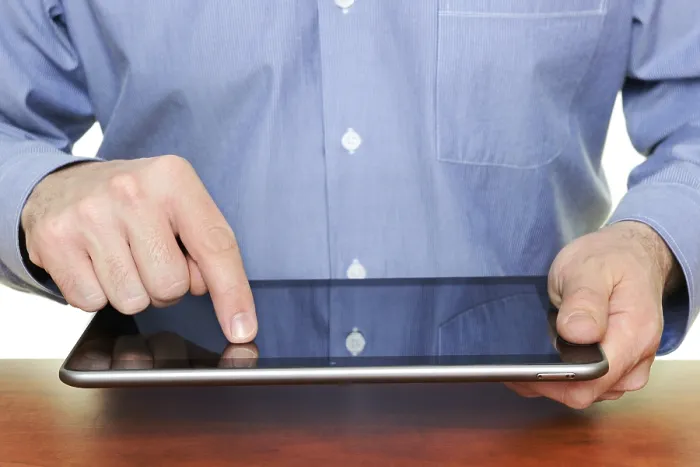 Gerahmter Druck : Ein Mann verwendet ein Tabletcomputer. Gerahmter Druck : Ein Mann verwendet ein Tabletcomputer.