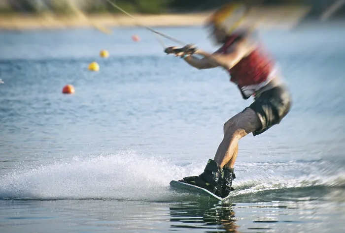 Gerahmter Druck : Ein Mann auf einem Wakeskate, der Tricks macht. Cable Wakeboard Gerahmter Druck : Ein Mann auf einem Wakeskate, der Tricks macht. Cable Wakeboard