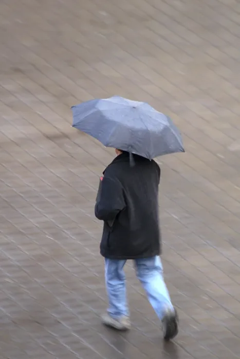 Gerahmter Druck : Ein Mann geht durch den Regen. Gerahmter Druck : Ein Mann geht durch den Regen.