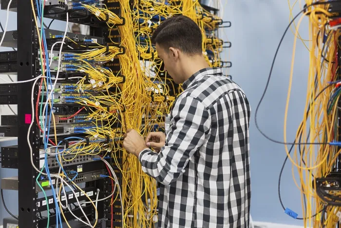 Gerahmter Druck : Ein Mann arbeitet an einem Ethernet-Switch. Gerahmter Druck : Ein Mann arbeitet an einem Ethernet-Switch.