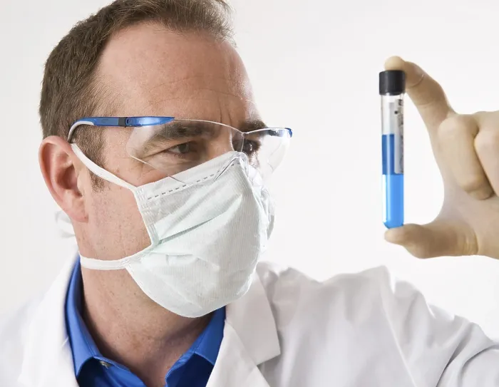 Gerahmter Druck : Ein Mann arbeitet an einem Experiment in einem Labor. Gerahmter Druck : Ein Mann arbeitet an einem Experiment in einem Labor.
