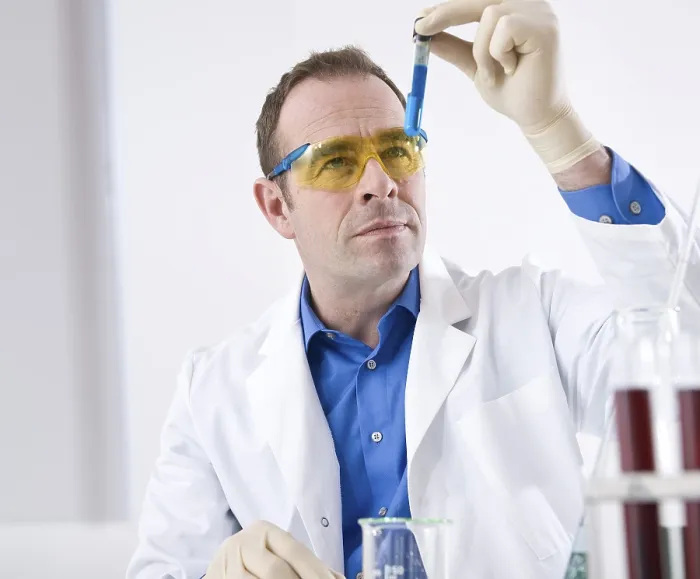 Gerahmter Druck : Ein Mann arbeitet an einem Experiment in einem Labor. Gerahmter Druck : Ein Mann arbeitet an einem Experiment in einem Labor.