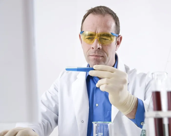 Gerahmter Druck : Ein Mann arbeitet an einem Experiment in einem Labor. Gerahmter Druck : Ein Mann arbeitet an einem Experiment in einem Labor.