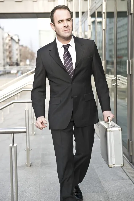 Gerahmter Druck : Manager gehen durch ein Bürogebäude. Gerahmter Druck : Manager gehen durch ein Bürogebäude.