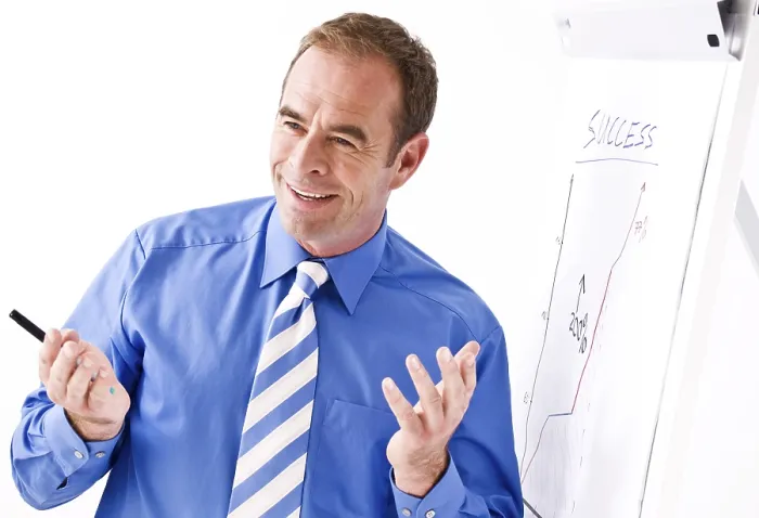 Gerahmter Druck : Der Manager lächelt, steht vor einem Flipchart. Gerahmter Druck : Der Manager lächelt, steht vor einem Flipchart.