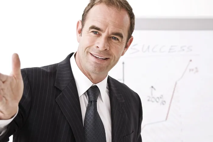 Gerahmter Druck : Manager stehen vor einem Flipchart. Gerahmter Druck : Manager stehen vor einem Flipchart.