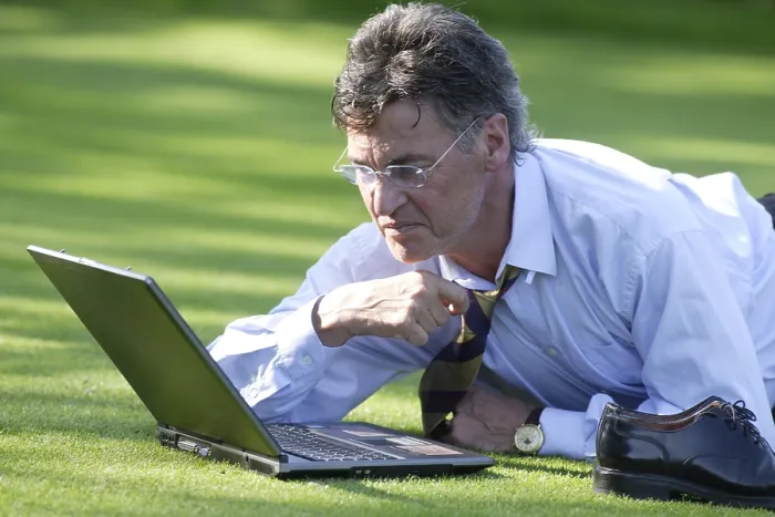 Gerahmter Druck : Manager arbeitet an einem Notebook im Park. Gerahmter Druck : Manager arbeitet an einem Notebook im Park.