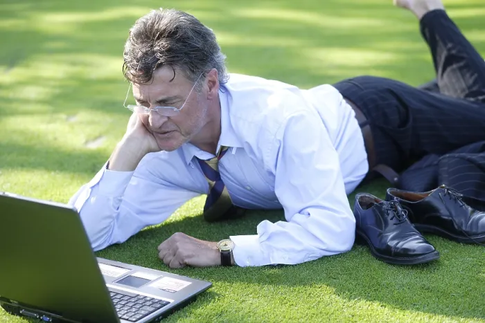 Gerahmter Druck : Manager arbeitet an einem Notebook im Park. Gerahmter Druck : Manager arbeitet an einem Notebook im Park.