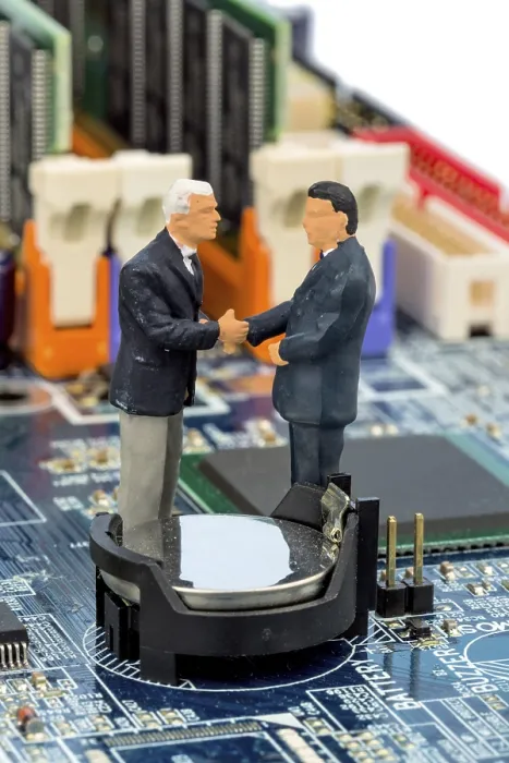 Gerahmter Druck : Zwei Manager auf Computerboard. Gerahmter Druck : Zwei Manager auf Computerboard.
