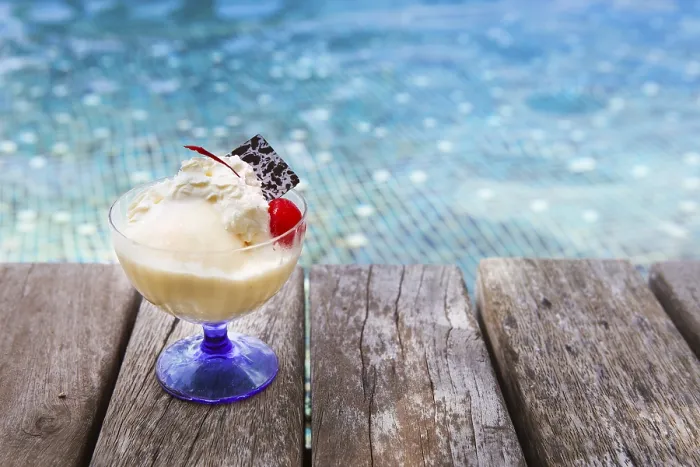 Gerahmter Druck : Mango-Eiscreme mit Schokolade und Kirsche am Pool. Gerahmter Druck : Mango-Eiscreme mit Schokolade und Kirsche am Pool.