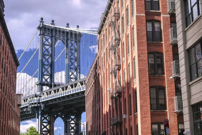 Gerahmter Druck : Der Manhattan Bridge von Dumbo