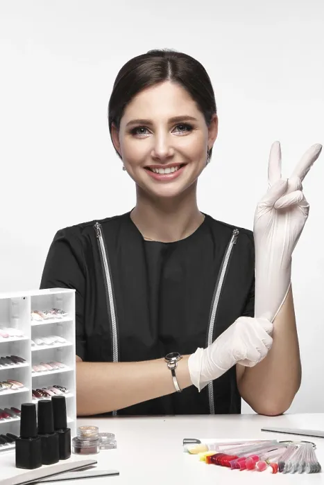 Gerahmter Druck : Manikürein in Arbeitsform mit Werkzeugen in der Hand. Gerahmter Druck : Manikürein in Arbeitsform mit Werkzeugen in der Hand.