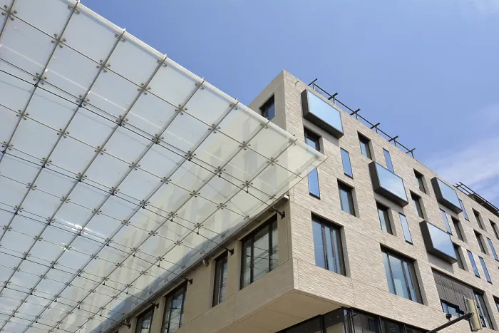Gerahmter Druck : Mannheim, Deutschland, Juli 2019: Glasdach verbindet Gebäude eines großen Einkaufszentrums namens Q6 Q7 in der Stadt Mannheim. Gerahmter Druck : Mannheim, Deutschland, Juli 2019: Glasdach verbindet Gebäude eines großen Einkaufszentrums namens Q6 Q7 in der Stadt Mannheim.