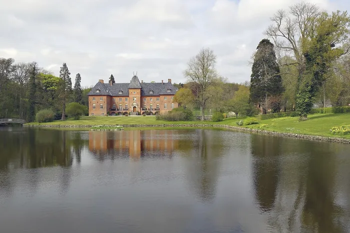Gerahmter Druck : Herrenhaus im Spiegel eines Teiches. Gerahmter Druck : Herrenhaus im Spiegel eines Teiches.
