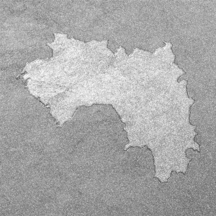 Gerahmter Druck : Karte von Guinea, silberner Hintergrund, Kartenhintergrund