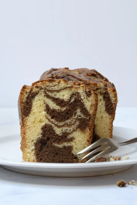 Gerahmter Druck : Marmorkuchen mit Kuchengabel auf Teller. Gerahmter Druck : Marmorkuchen mit Kuchengabel auf Teller.