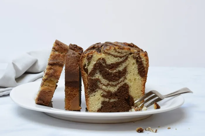 Gerahmter Druck : Marmorkuchen mit Kuchengabel auf Teller.