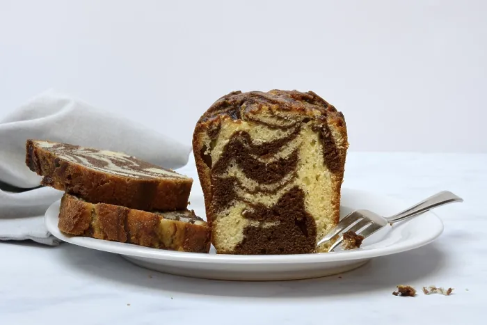 Gerahmter Druck : Marmorkuchen mit Kuchengabel auf Teller. Gerahmter Druck : Marmorkuchen mit Kuchengabel auf Teller.