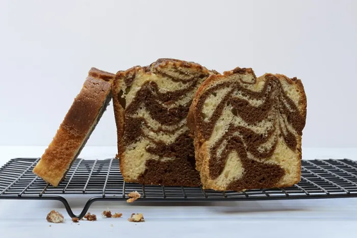 Gerahmter Druck : Marmorkuchen auf Kuchengitter Gerahmter Druck : Marmorkuchen auf Kuchengitter