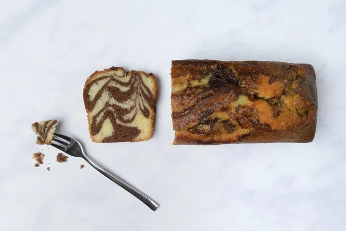 Gerahmter Druck : Marmorkuchen mit Gabel.
