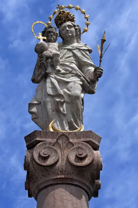 Gerahmter Druck : Marienstatue gegen einen bewölkten Himmel. Gerahmter Druck : Marienstatue gegen einen bewölkten Himmel.