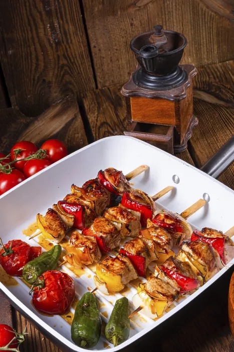 Gerahmter Druck : Marinierte Kebabs mit Fleisch und Gemüse. Gerahmter Druck : Marinierte Kebabs mit Fleisch und Gemüse.