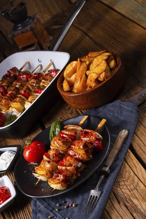 Gerahmter Druck : Gewürzt gebratene Kebabs mit Fleisch und Gemüse. Gerahmter Druck : Gewürzt gebratene Kebabs mit Fleisch und Gemüse.