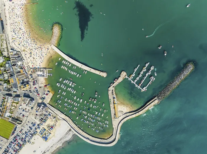Gerahmter Druck : Top Down über Meer und Strand von einem Drohne. Gerahmter Druck : Top Down über Meer und Strand von einem Drohne.