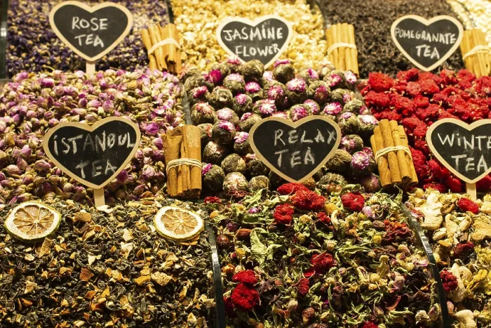 Gerahmter Druck : Markt mit verschiedenen Arten von Tee. Gerahmter Druck : Markt mit verschiedenen Arten von Tee.