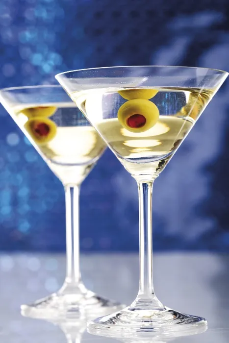 Gerahmter Druck : Zwei Martini mit Oliven. Gerahmter Druck : Zwei Martini mit Oliven.