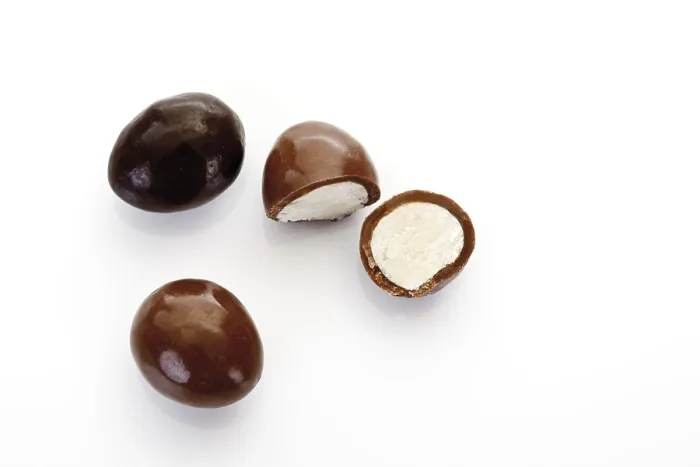 Gerahmter Druck : Marzipankugeln mit Schokoladenüberzug Gerahmter Druck : Marzipankugeln mit Schokoladenüberzug