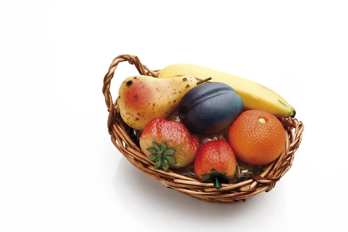 Gerahmter Druck : Marzipanfrüchte in einem Korb. Gerahmter Druck : Marzipanfrüchte in einem Korb.